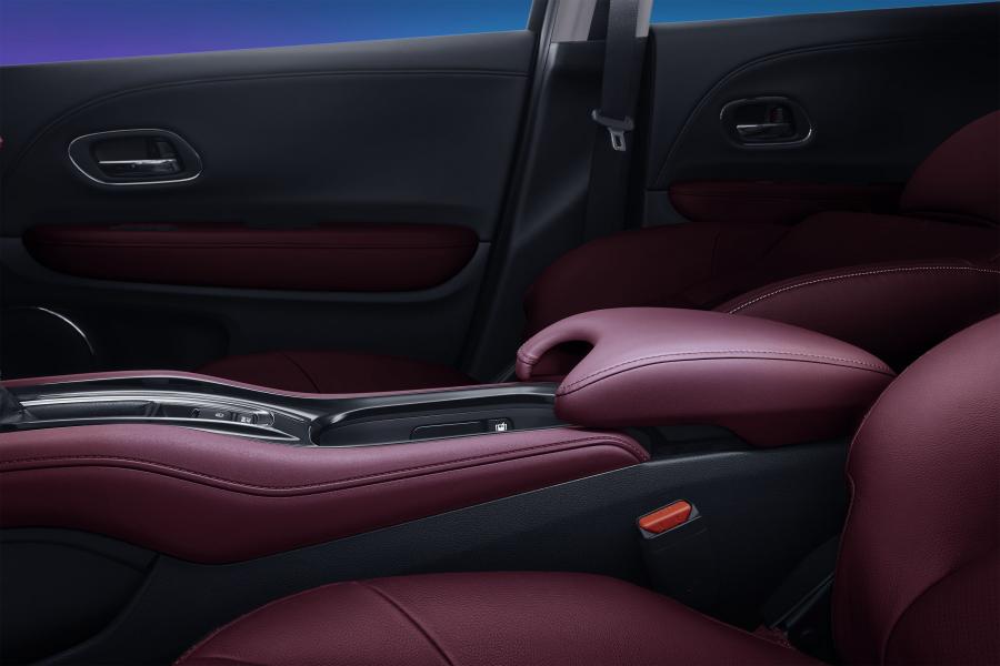 Интерьер Honda Vezel 2018 года  (CN) (фото 6 из 10)
